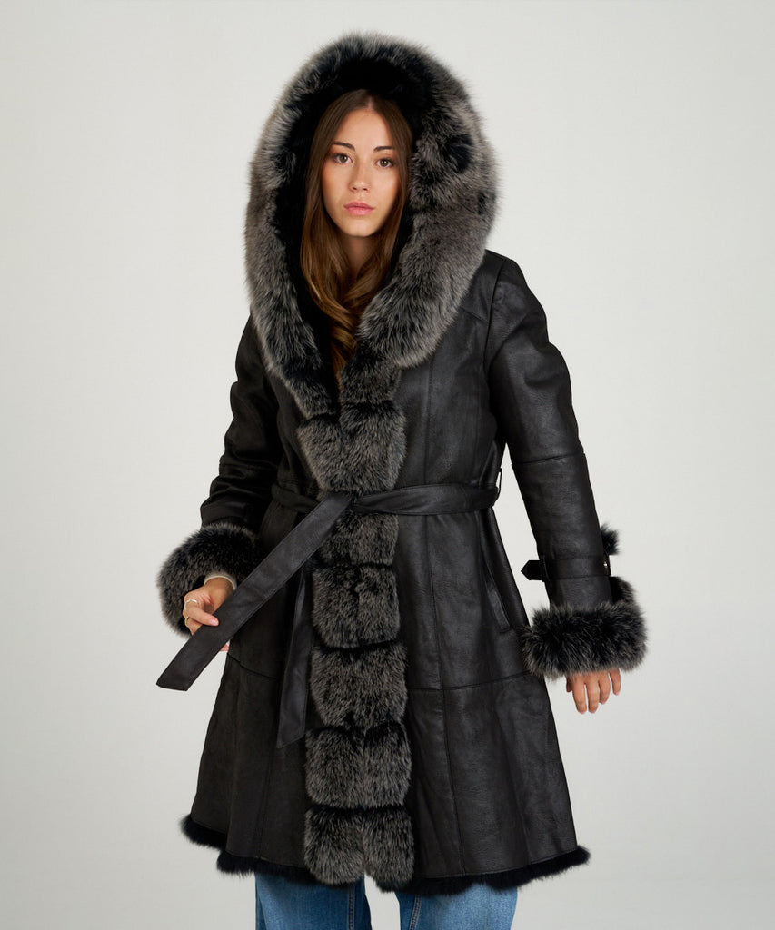 Abrigo largo de piel vuleta en toscana y zorro en los ribetes y la capucha