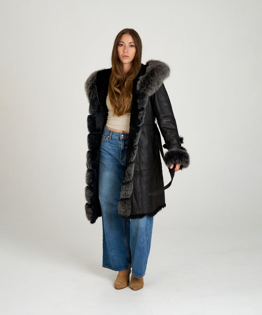Abrigo largo de piel vuleta en toscana y zorro en los ribetes y la capucha