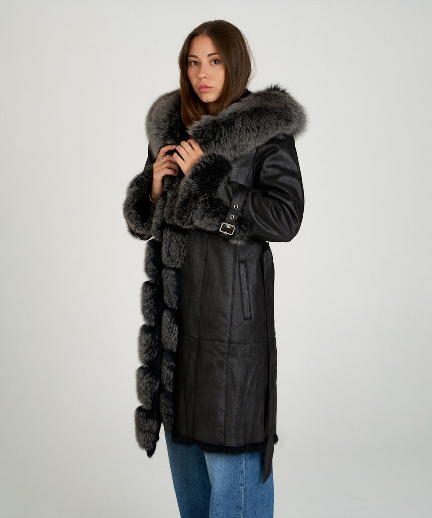 Abrigo largo de piel vuleta en toscana y zorro en los ribetes y la capucha
