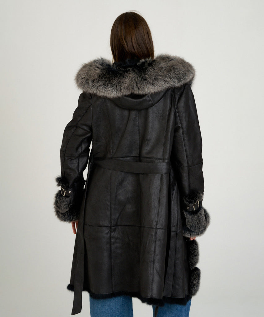Abrigo largo de piel vuleta en toscana y zorro en los ribetes y la capucha
