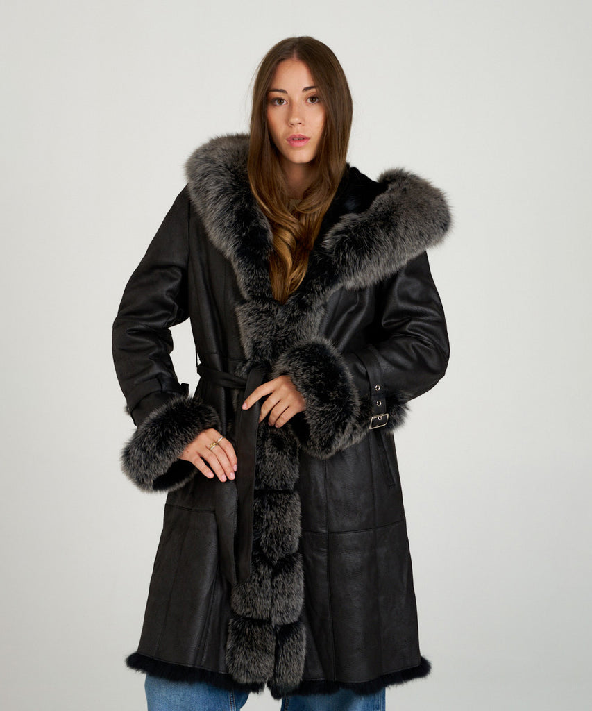 Abrigo largo de piel vuleta en toscana y zorro en los ribetes y la capucha