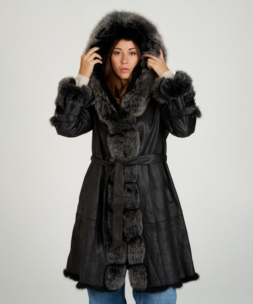 Abrigo largo de piel vuleta en toscana y zorro en los ribetes y la capucha