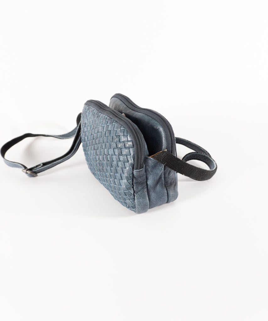 Bolso cuero azul detalle trenzado