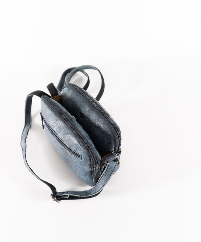 Bolso cuero azul detalle trenzado