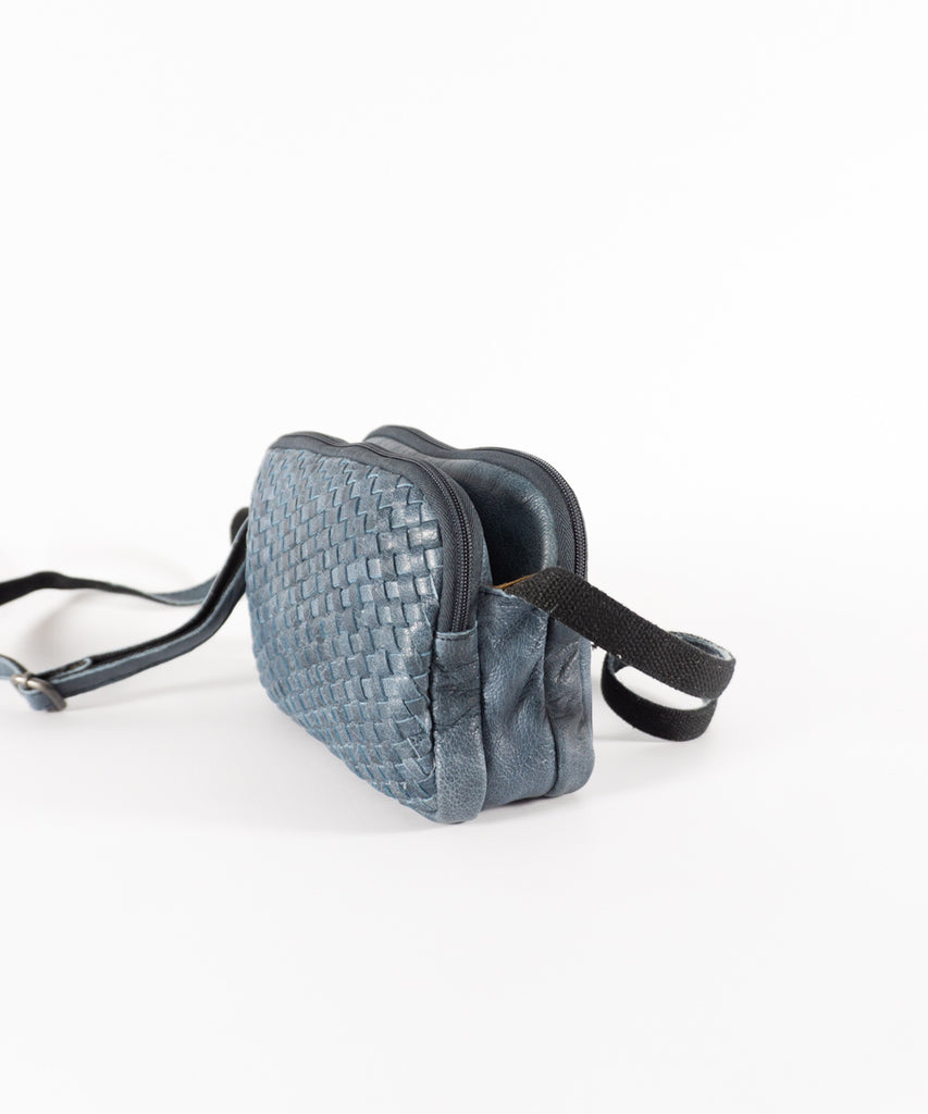 Bolso cuero azul detalle trenzado