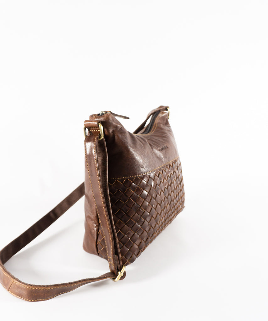 Bolso cuero marrón detalle trenzado acabado brillo