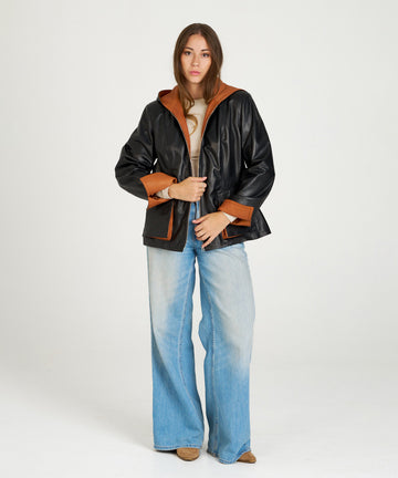 Chaqueta en napa negra para mujer, confeccionada en piel ovina. 