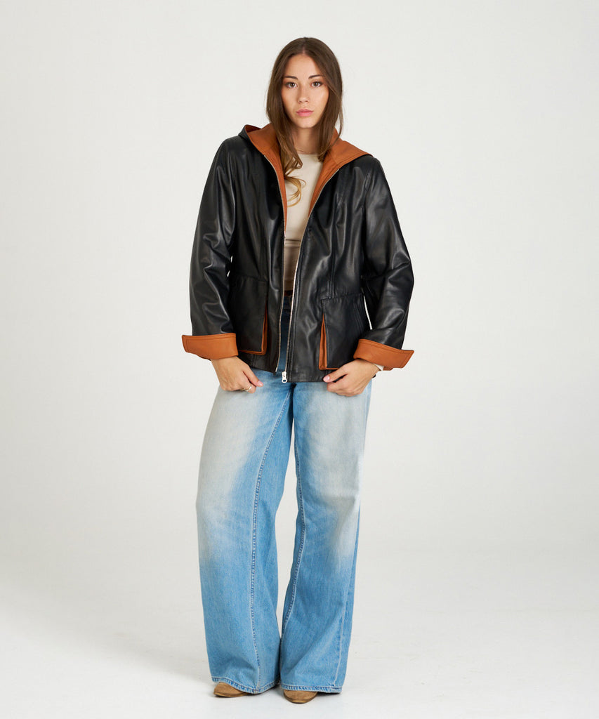 Chaqueta en napa negra para mujer, confeccionada en piel ovina. 