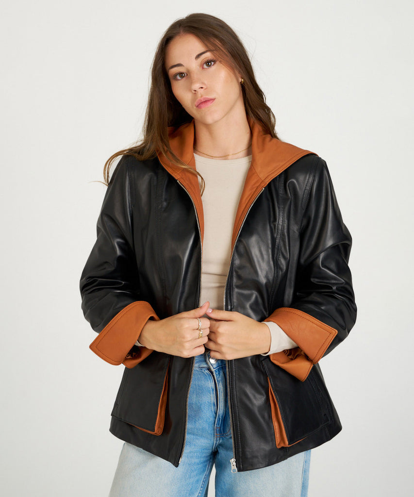 Chaqueta en napa negra para mujer, confeccionada en piel ovina. 