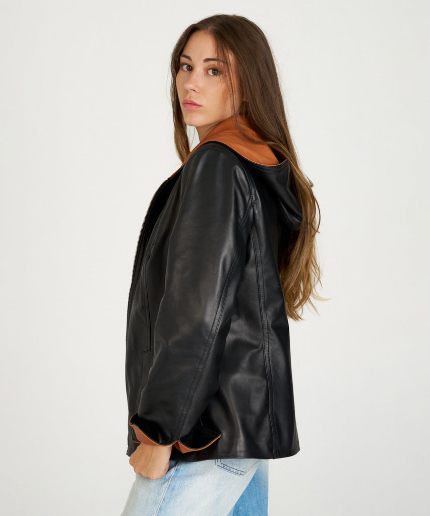 Chaqueta en napa negra para mujer, confeccionada en piel ovina. 