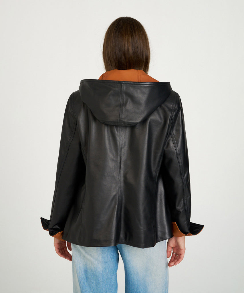 Chaqueta en napa negra para mujer, confeccionada en piel ovina. 