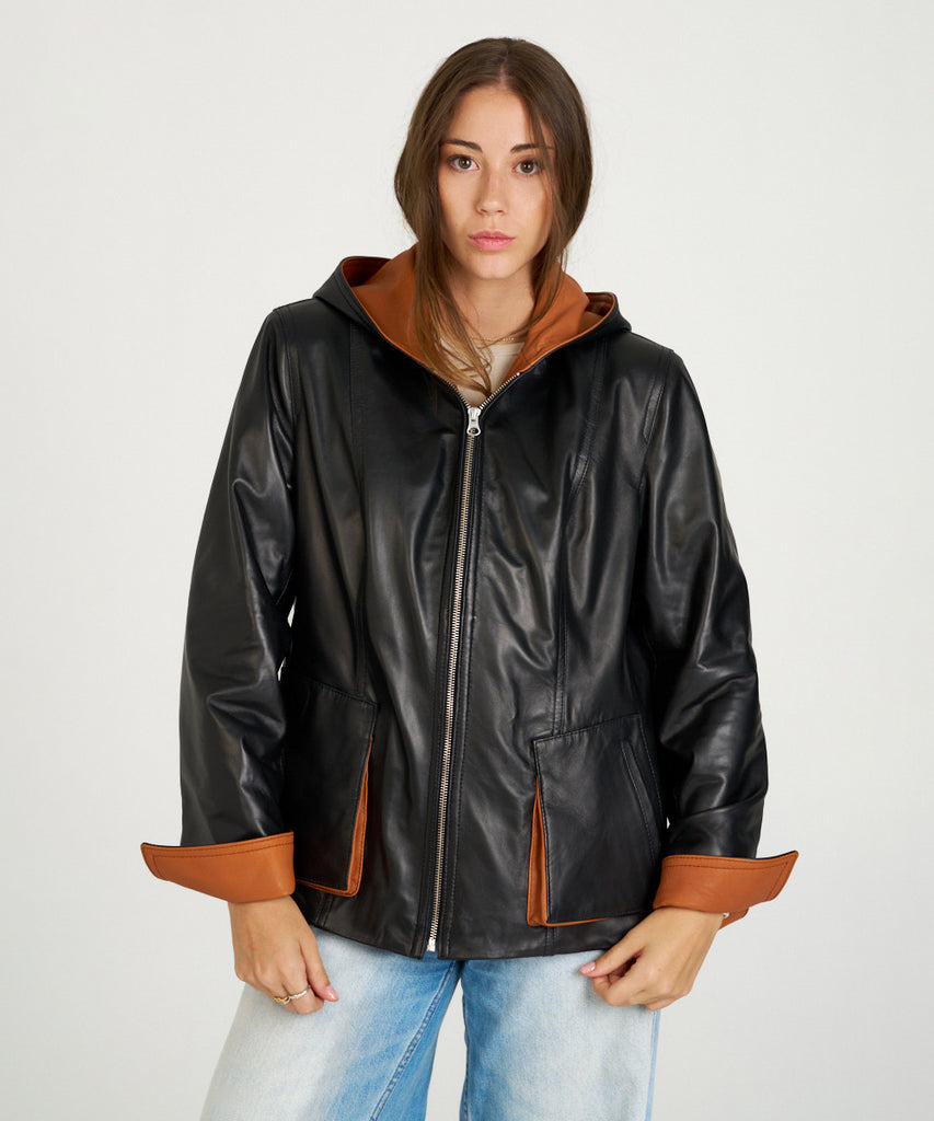 Chaqueta en napa negra para mujer, confeccionada en piel ovina. 