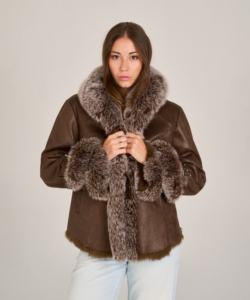 Chaqueta de piel vuelta con cuello y puños de zorro natural