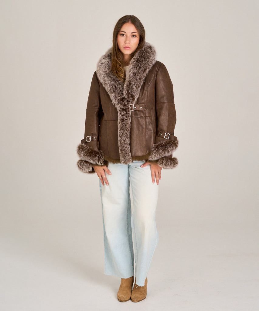 Chaqueta de piel vuelta con cuello y puños de zorro natural