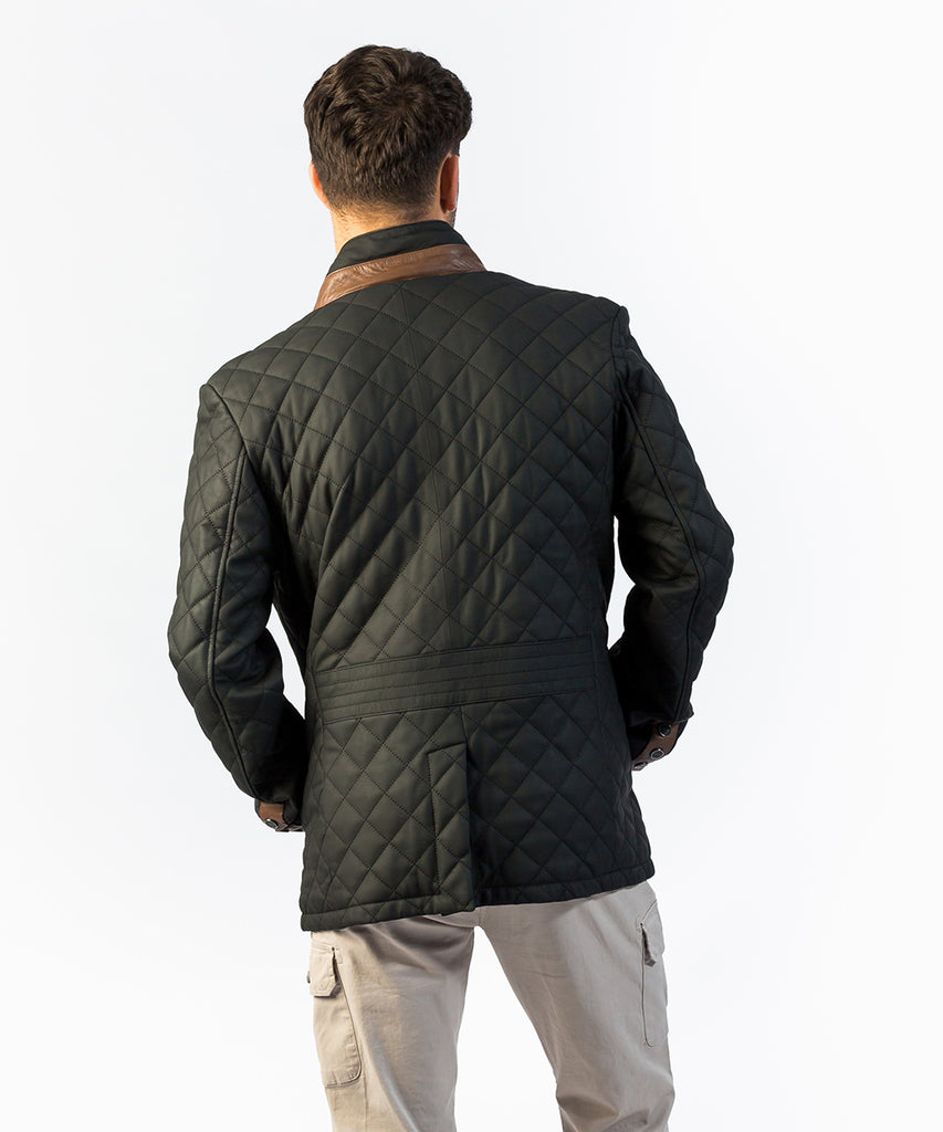 Chaqueta de piel ovina negro con contraste en camel. Diseño estilizado y acolchado. Cierre central con cremallera y botones a presión.