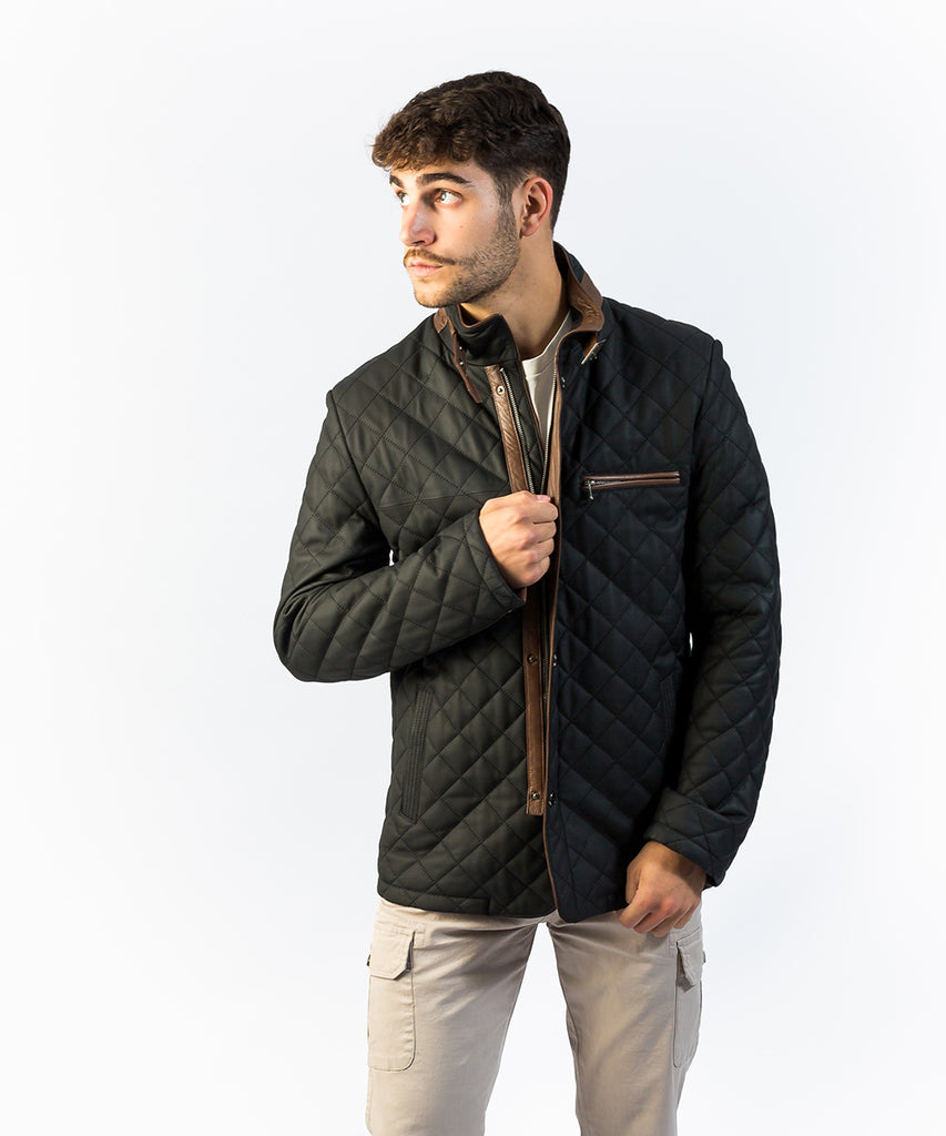 Chaqueta de piel ovina negro con contraste en camel. Diseño estilizado y acolchado. Cierre central con cremallera y botones a presión.