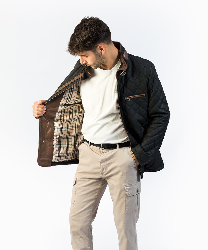 Chaqueta de piel ovina negro con contraste en camel. Diseño estilizado y acolchado. Cierre central con cremallera y botones a presión.