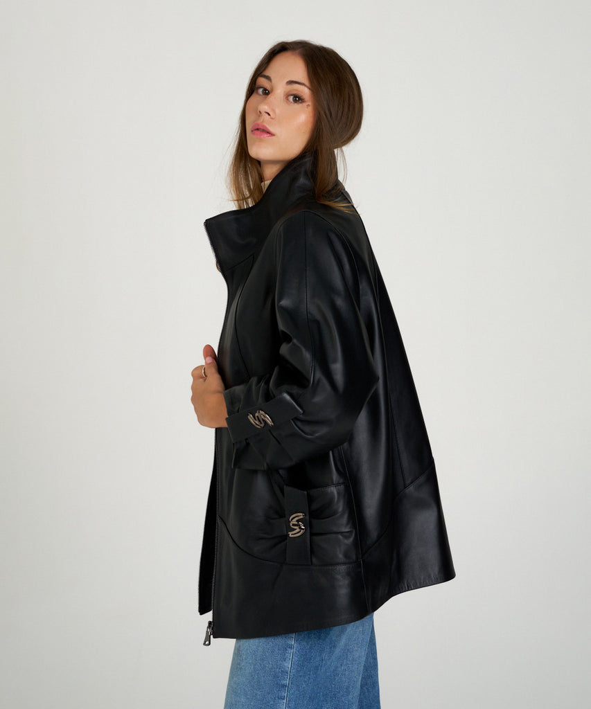 Chaqueta de piel negra para mujer con hebillas metálicas. Diseño moderno y elegante en napa suave. Perfecta para un estilo sofisticado y urbano.