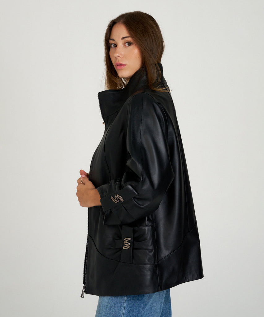Chaqueta de piel negra para mujer con hebillas metálicas. Diseño moderno y elegante en napa suave. Perfecta para un estilo sofisticado y urbano.