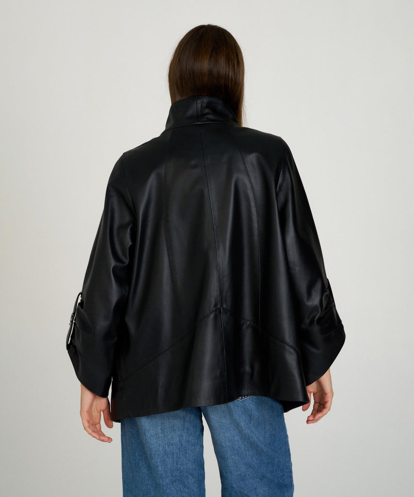 Chaqueta de piel negra para mujer con hebillas metálicas. Diseño moderno y elegante en napa suave. Perfecta para un estilo sofisticado y urbano.