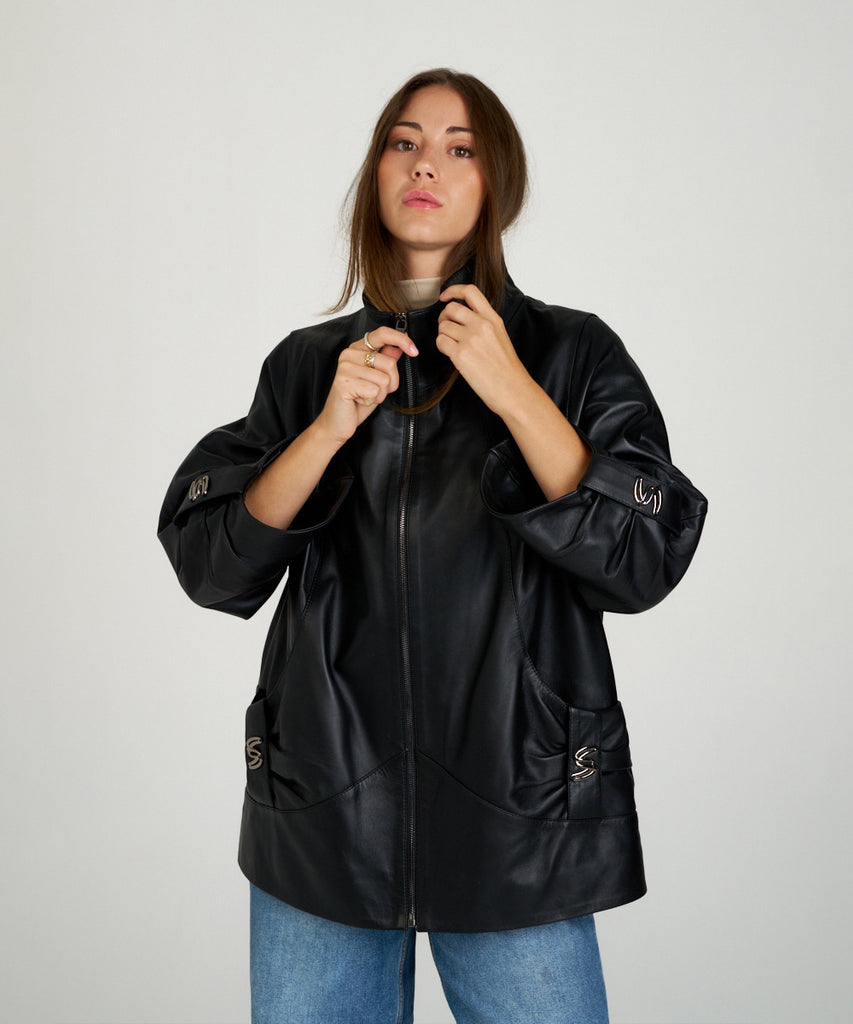 Chaqueta de piel negra para mujer con hebillas metálicas. Diseño moderno y elegante en napa suave. Perfecta para un estilo sofisticado y urbano.