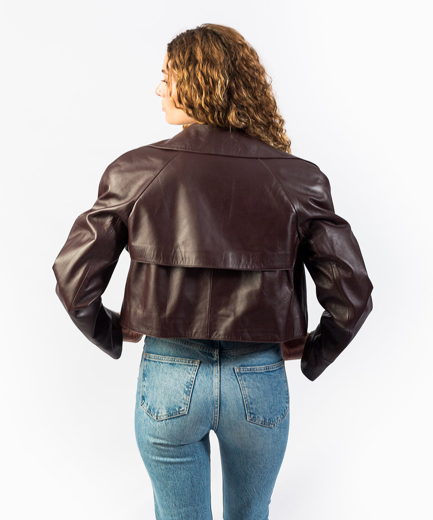 Gabardina corta piel burdeos