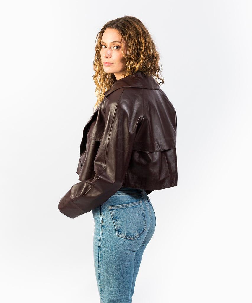 Gabardina corta piel burdeos