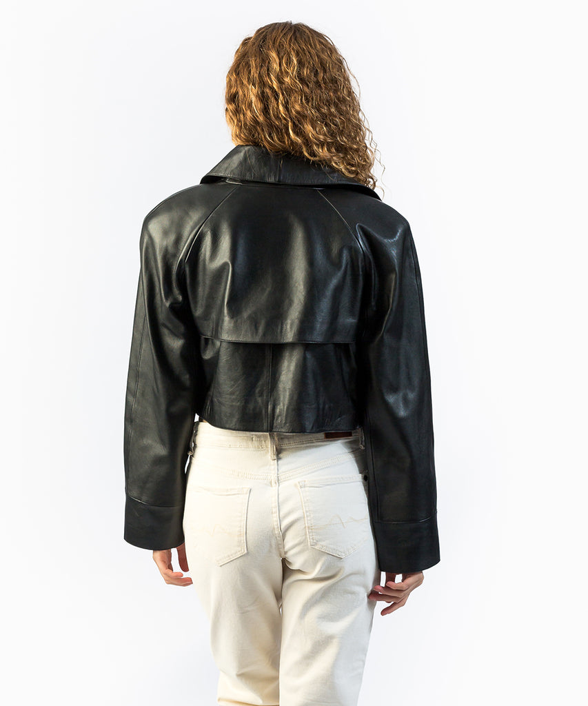 Gabardina corta en piel negro