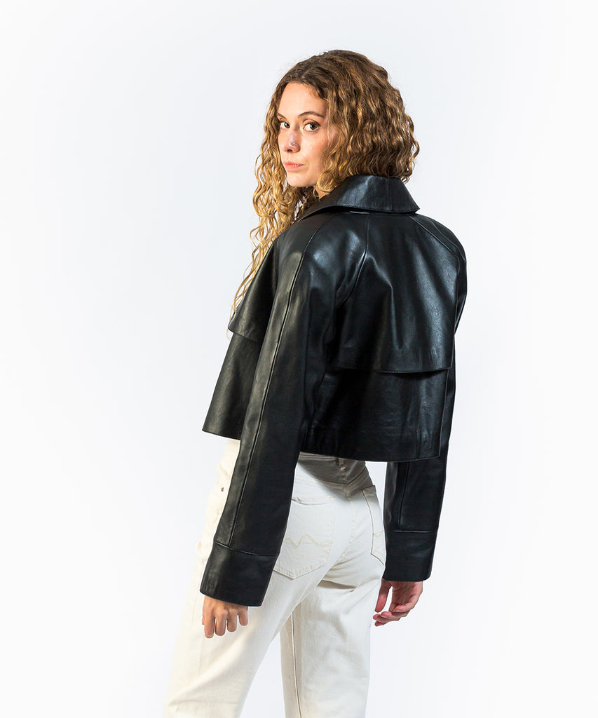 Gabardina corta en piel negro