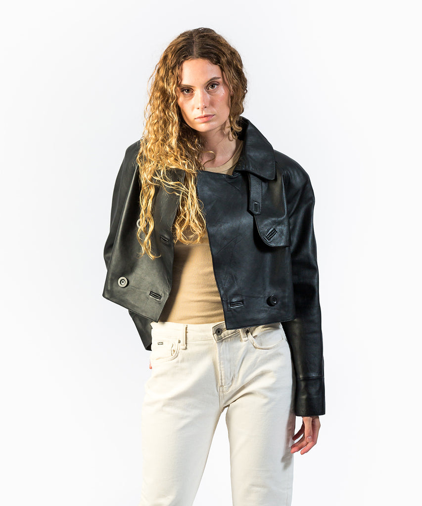 Gabardina corta en piel negro