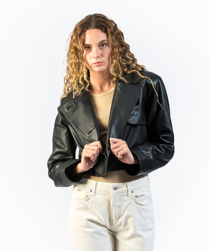 Gabardina corta en piel negro