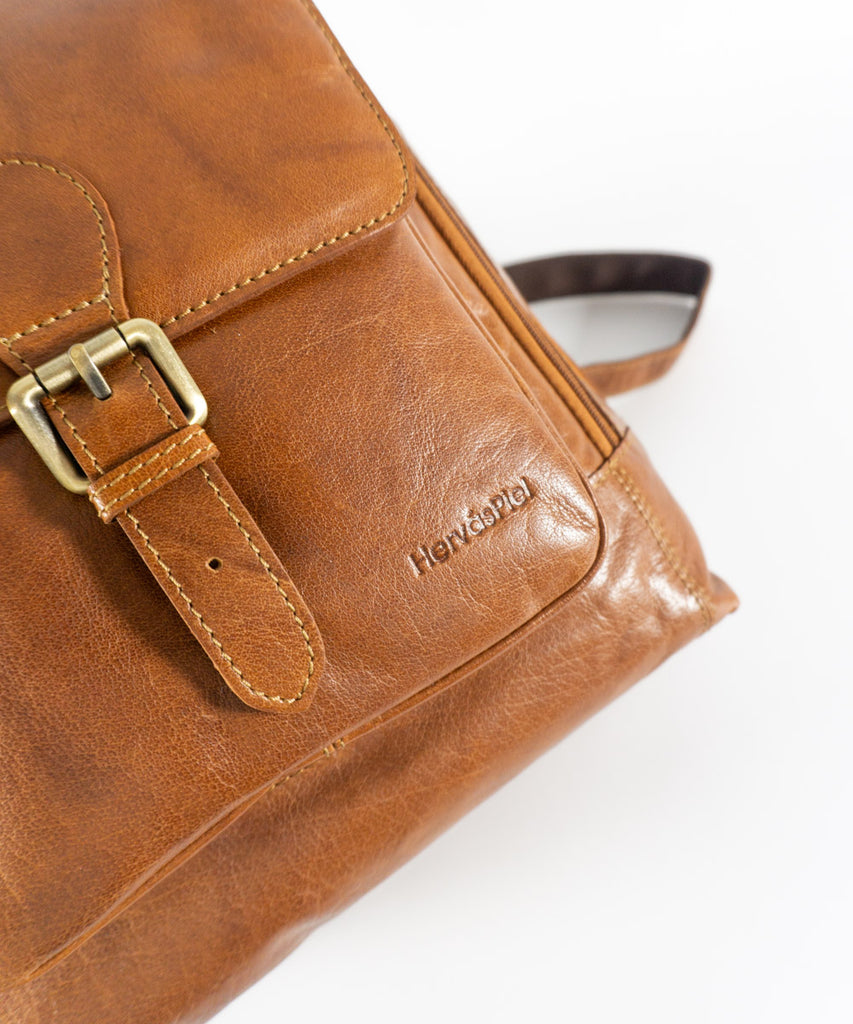 Mochila piel camel acabado brillo