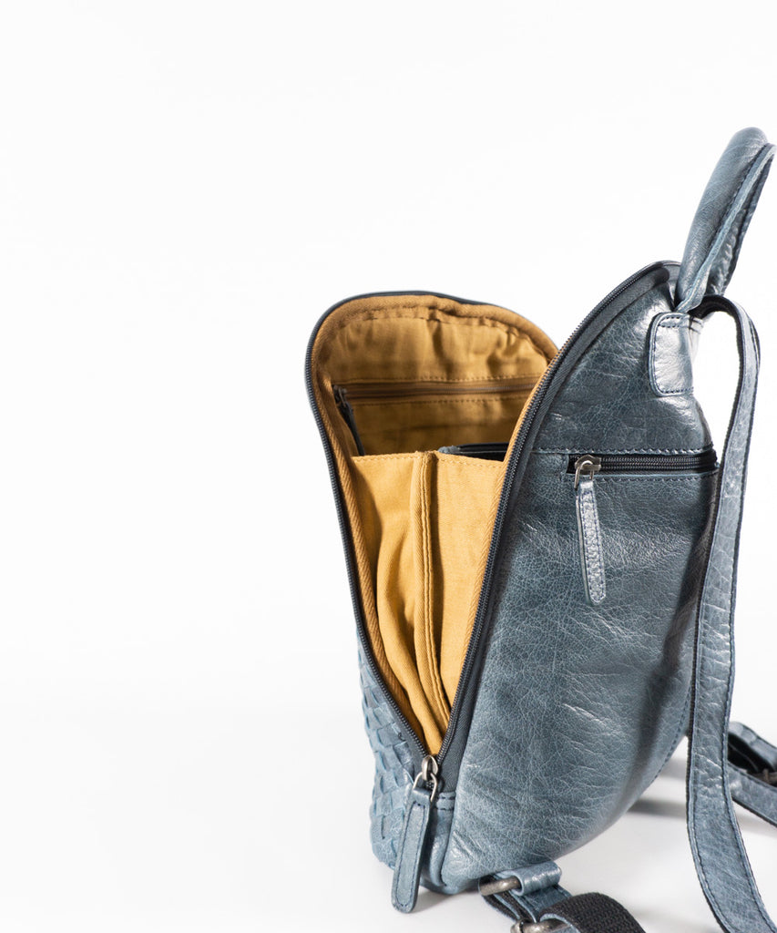 Mochila cuero azul detalle trenzado