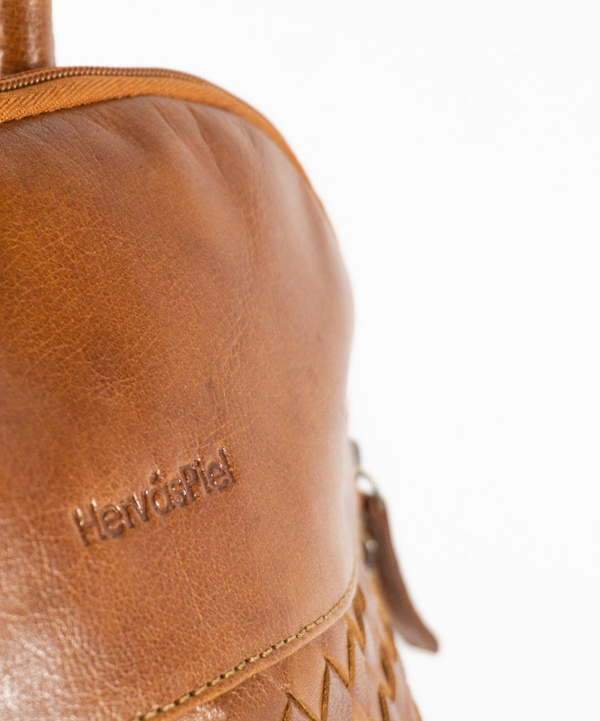 Mochila piel camel detalle trenzado