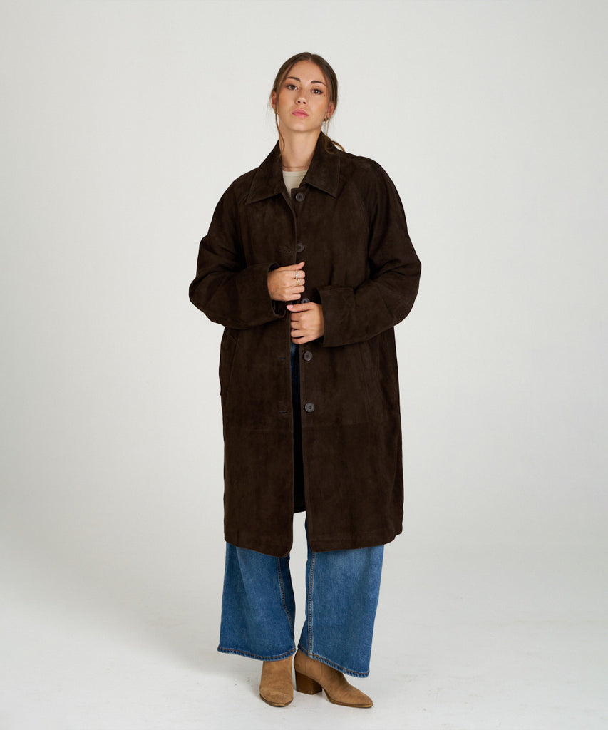 Abrigo largo de ante marrón oscuro para mujer. Diseño elegante con cuello camisero y botones. Suave, ligero y sofisticado.