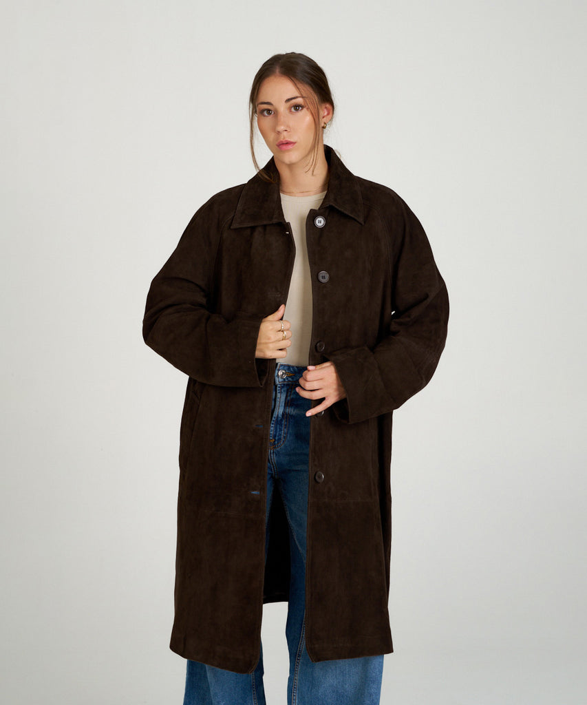 Abrigo largo de ante marrón oscuro para mujer. Diseño elegante con cuello camisero y botones. Suave, ligero y sofisticado.