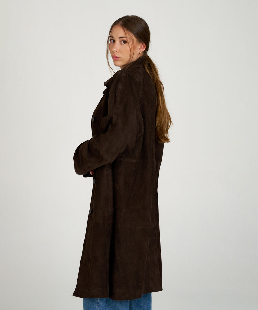 Abrigo largo de ante marrón oscuro para mujer. Diseño elegante con cuello camisero y botones. Suave, ligero y sofisticado.