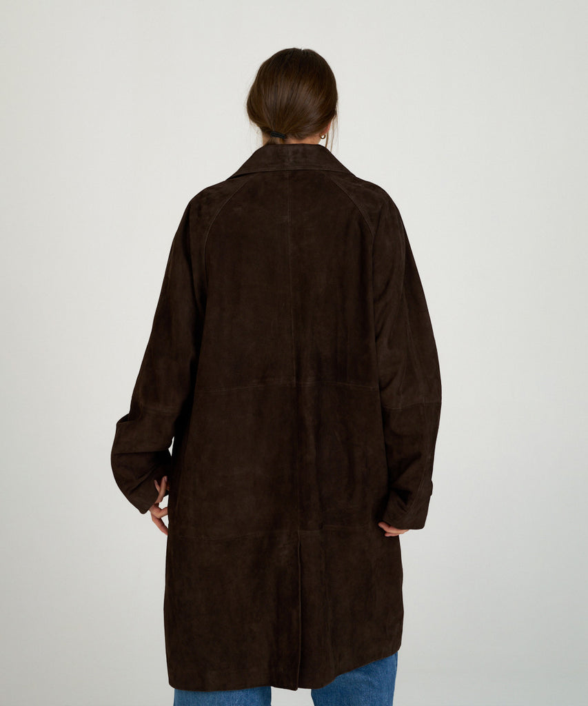 Abrigo largo de ante marrón oscuro para mujer. Diseño elegante con cuello camisero y botones. Suave, ligero y sofisticado.