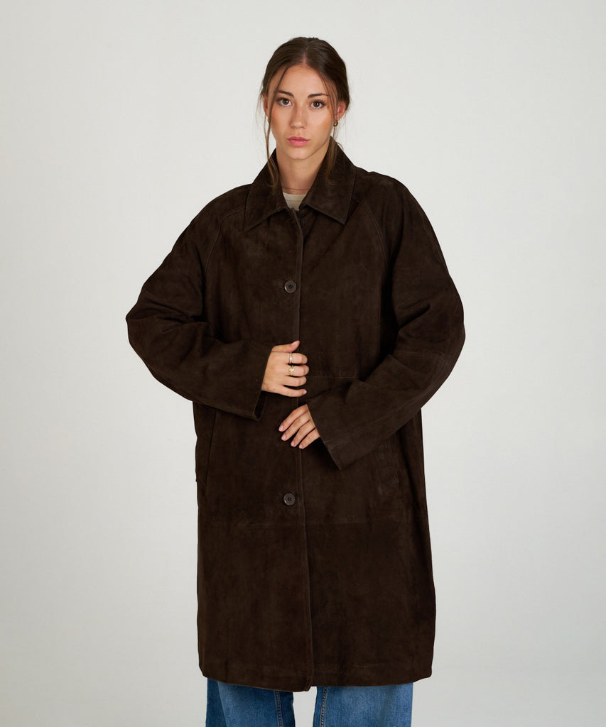 Abrigo largo de ante marrón oscuro para mujer. Diseño elegante con cuello camisero y botones. Suave, ligero y sofisticado.