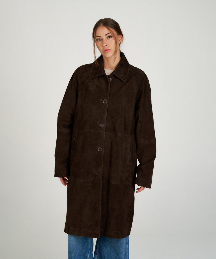 Abrigo largo de ante marrón oscuro para mujer. Diseño elegante con cuello camisero y botones. Suave, ligero y sofisticado.