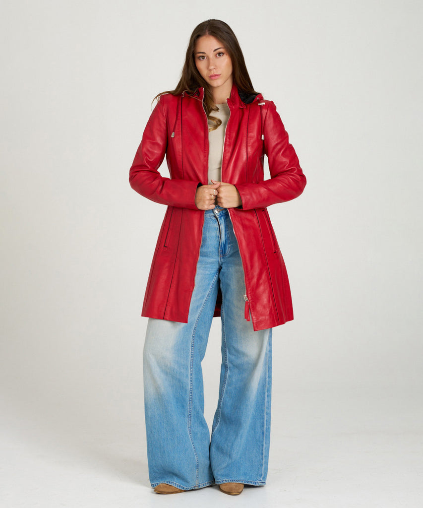 Abrigo largo de piel roja con capucha para mujer, confeccionado en piel ovina suave.
