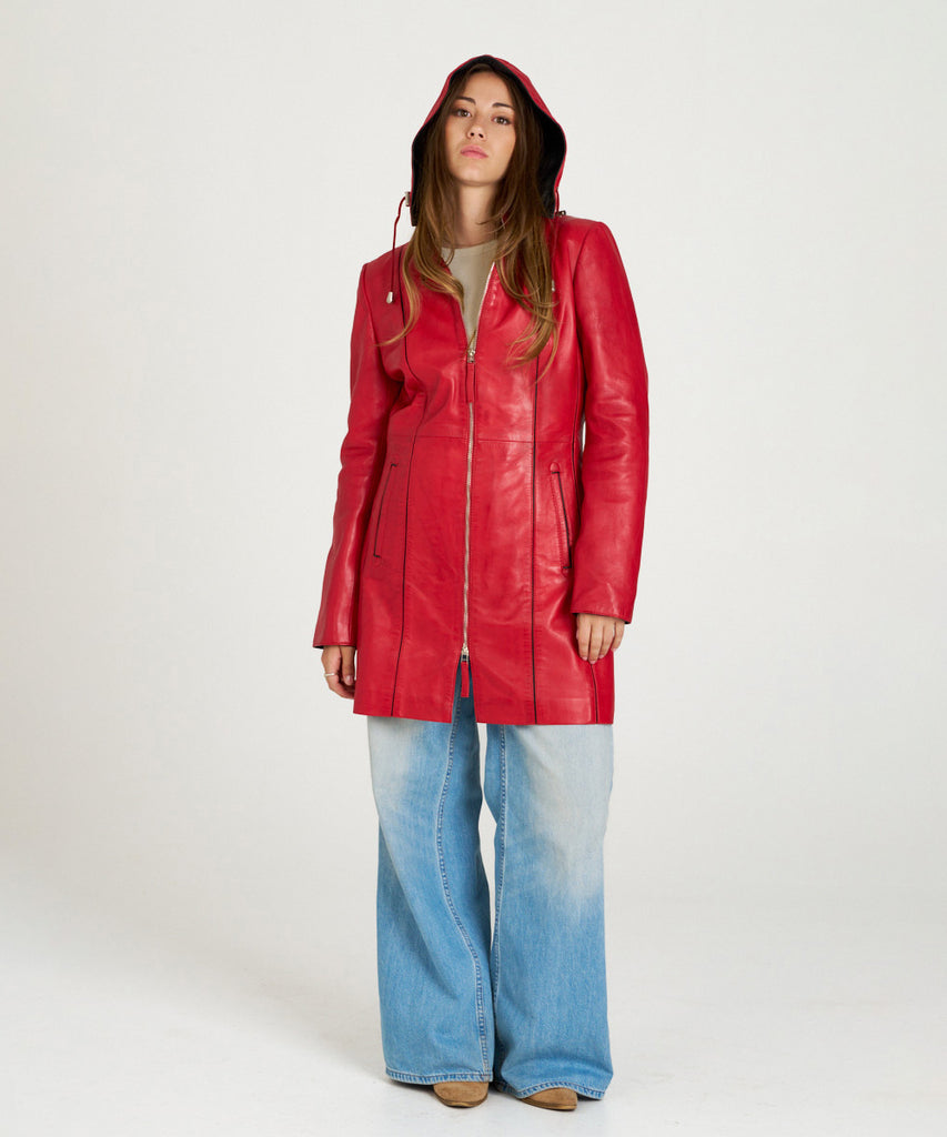 Abrigo largo de piel roja con capucha para mujer, confeccionado en piel ovina suave.