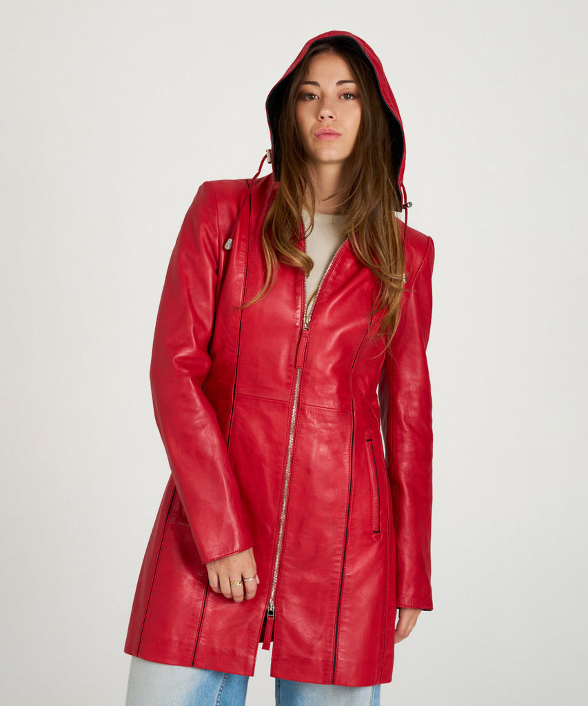 Abrigo largo de piel roja con capucha para mujer, confeccionado en piel ovina suave.