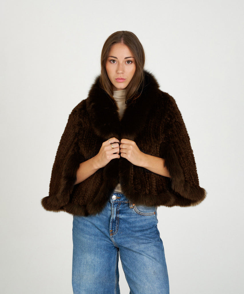 Capa de visón tricotado marron con cuello y mangas ribeteadas en zorro