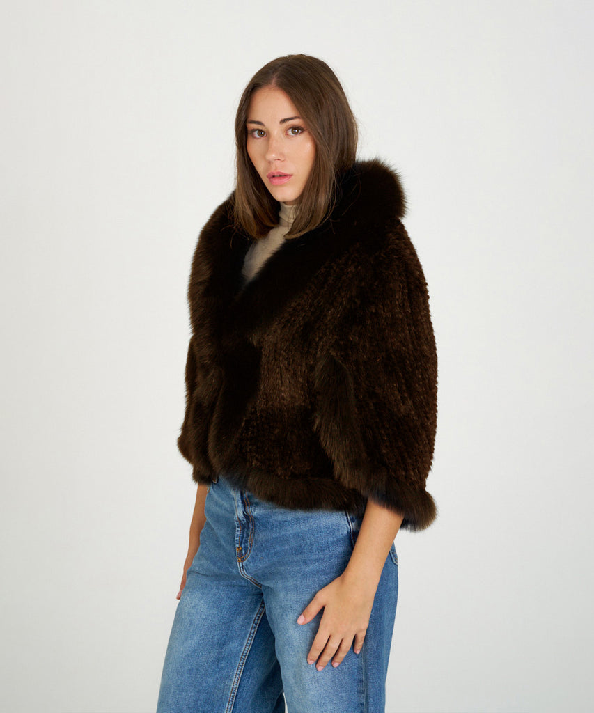Capa de visón tricotado marron con cuello y mangas ribeteadas en zorro