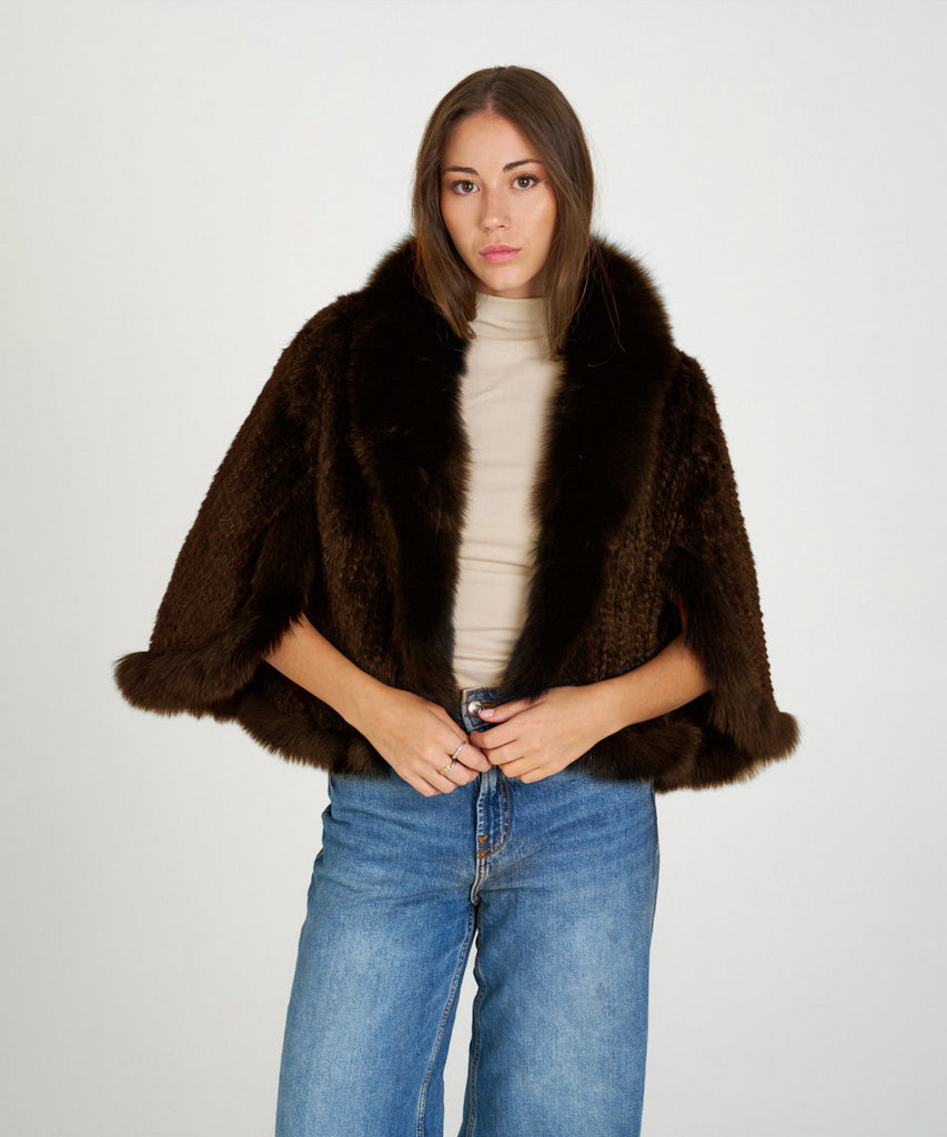 Capa de visón tricotado marron con cuello y mangas ribeteadas en zorro