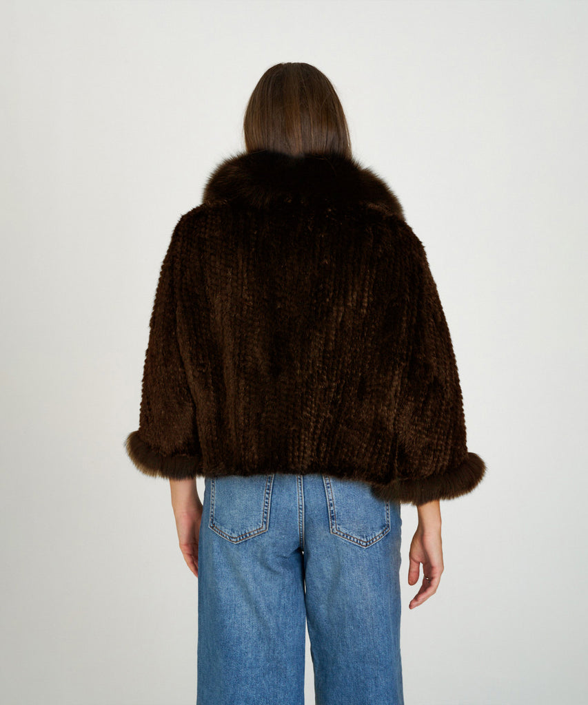 Capa de visón tricotado marron con cuello y mangas ribeteadas en zorro