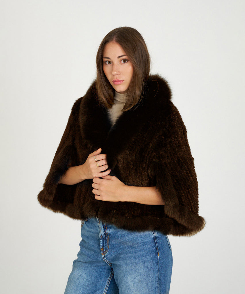 Capa de visón tricotado marron con cuello y mangas ribeteadas en zorro