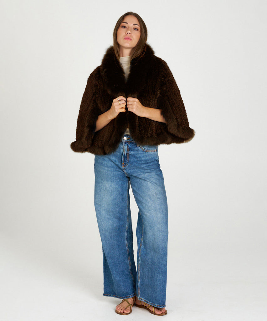 Capa de visón tricotado marron con cuello y mangas ribeteadas en zorro