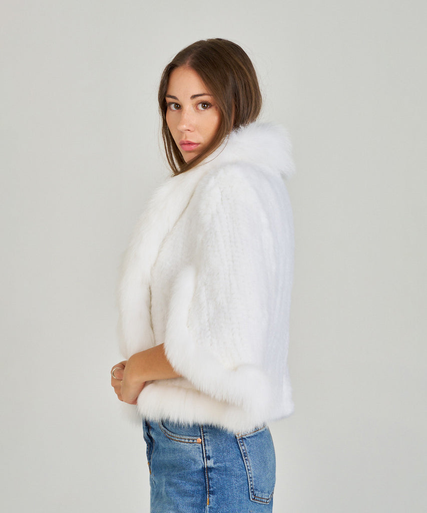 Capa de visón tricotado blanco con cuello de zorro